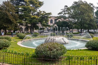 Verona, İtalya - 03-04-2022: Renkli cepheli evleri olan Verona 'daki güzel kare sutyen