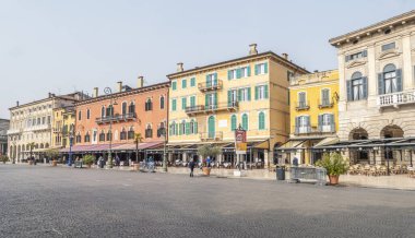 Verona, İtalya - 03-04-2022: Renkli cepheli evleri olan Verona 'daki güzel kare sutyen