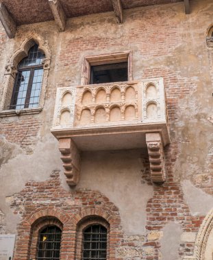 Verona, İtalya - 03-04-2022: Juliet 'in Verona' daki evinin ünlü balkonu