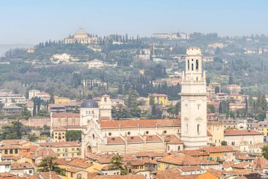 Verona, İtalya - 03-04-2022: Güzel bir kiliseyle Verona 'nın ufuk çizgisinin havadan görünüşü
