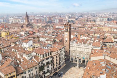 Verona, İtalya - 03-04-2022: Erbe Meydanı ile Verona 'nın tarihi merkezinin havadan görünüşü