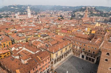 Verona, İtalya - 03-04-2022: Güzel kiliseleri olan tarihi Verona merkezinin havadan görünüşü