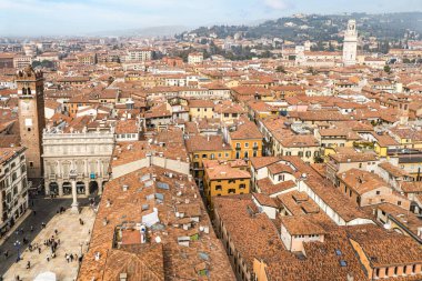 Verona, İtalya - 03-04-2022: Erbe Meydanı ile Verona 'nın tarihi merkezinin havadan görünüşü