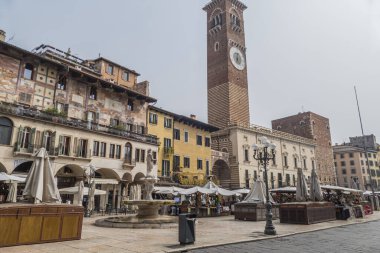 Verona, İtalya - 03-04-2022: Verona 'daki ünlü Erbe Meydanı
