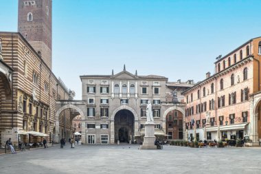 Verona, İtalya - 03-04-2022: Verona 'daki güzel Piazza Dante güzel yüzlü tarihi binalar