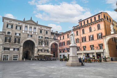 Verona, İtalya - 03-04-2022: Verona 'daki güzel Piazza Dante güzel yüzlü tarihi binalar