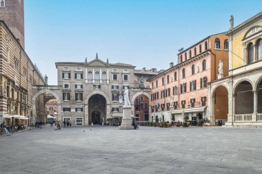 Verona, İtalya - 03-04-2022: Verona 'daki güzel Piazza Dante güzel yüzlü tarihi binalar