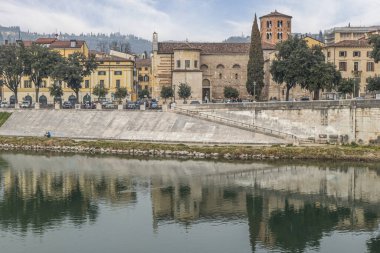 Verona, İtalya - 03-04-2022: Verona 'daki Adige Nehri' nin kıyısı ve suya yansıyan binalar