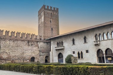 Verona, İtalya - 03-04-2022: Gün batımında Verona 'daki güzel Castelvecchio
