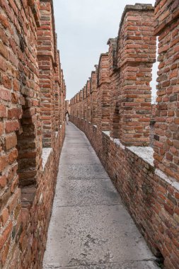 Verona, İtalya - 03-04-2022: Verona 'daki Castelvecchio duvarlarında panoramik yürüyüş yolları