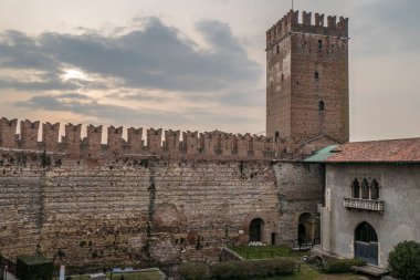 Verona, İtalya - 03-04-2022: Gün batımında Verona 'daki güzel Castelvecchio
