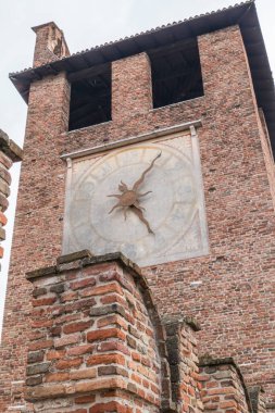 Verona, İtalya - 03-04-2022: Verona Kalesi 'nin saat kulesi