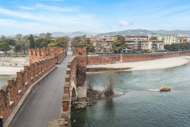 Verona, İtalya - 03-04-2022: Adige Nehri ve Verona 'nın Castelvecchio Köprüsü' nden görünen manzarası