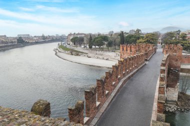 Verona, İtalya - 03-04-2022: Adige Nehri ve Verona 'nın Castelvecchio Köprüsü' nden görünen manzarası