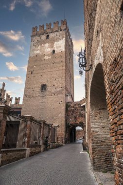Verona, İtalya - 03-04-2022: Gün batımında Verona 'daki güzel Castelvecchio
