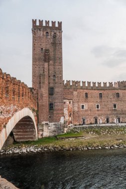 Verona, İtalya - 03-04-2022: Gün batımında Verona 'daki güzel Castelvecchio