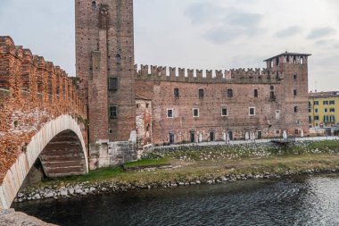 Verona, İtalya - 03-04-2022: Gün batımında Verona 'daki güzel Castelvecchio