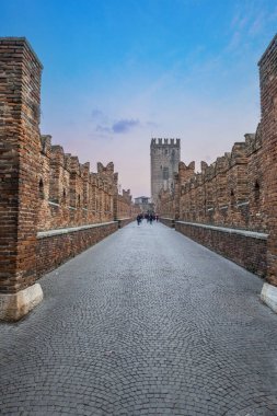 Verona, İtalya - 03-04-2022: Gün batımında Verona 'daki güzel Castelvecchio köprüsü
