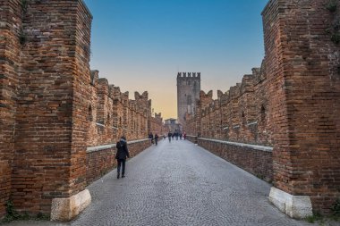 Verona, İtalya - 03-04-2022: Verona 'daki güzel Castelvecchio köprüsü gün batımında