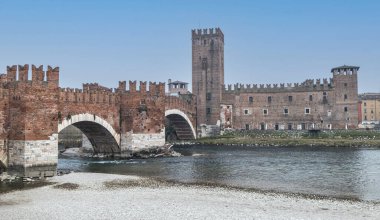 Verona, İtalya - 03-04-2022: Güzel Castelvecchio ve Verona 'daki Adige köprüsü