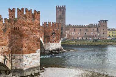 Verona, İtalya - 03-04-2022: Güzel Castelvecchio ve Verona 'daki Adige köprüsü