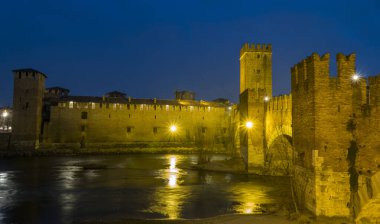 Verona 'daki Castelvecchio ve Adige Nehri gece aydınlandı.