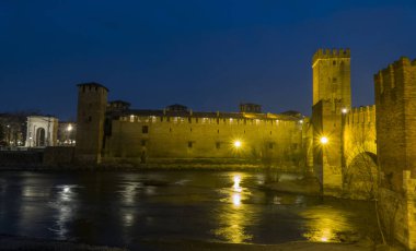 Verona 'daki Castelvecchio ve Adige Nehri gece aydınlandı.