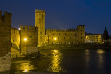 Verona 'daki Castelvecchio ve Adige Nehri gece aydınlandı.