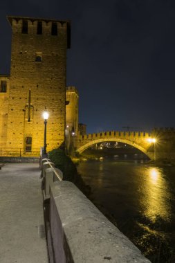 Verona 'daki Castelvecchio ve Adige Nehri gece aydınlandı.