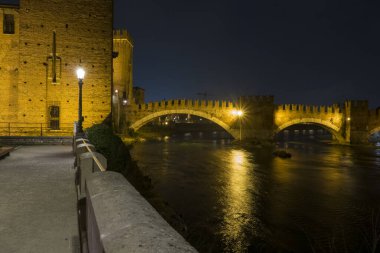 Verona 'daki Castelvecchio ve Adige Nehri gece aydınlandı.