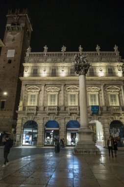 Verona, İtalya - 03-04-2022: Verona 'daki Erbe Meydanı gece aydınlandı