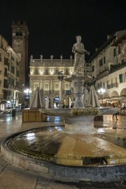 Verona, İtalya - 03-04-2022: Verona 'daki Erbe Meydanı gece aydınlandı
