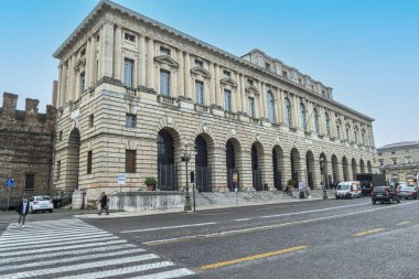 Verona, İtalya - 03-04-2022: Verona 'daki Gran Guardia Sarayı 