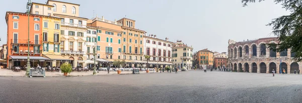 Werona Włochy 2022 Piękny Kwadratowy Biustonosz Weronie Domami Kolorowymi Fasadami — Zdjęcie stockowe