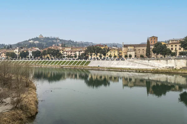 Верона Италия 2022 Берег Адидже Вероне Зданиями Которые Отражаются Воде — стоковое фото