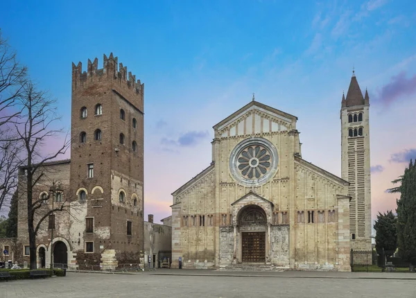 意大利维罗纳 2022年4月3日 日落时美丽的维罗纳圣泽诺大教堂 — 图库照片