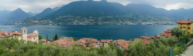 Monte Isola 'dan Iseo Gölü' nün Brescia sahilinin havadan görünüşü