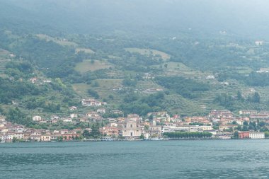 Iseo Gölü 'ndeki Sale Marasino' nun hava manzarası.
