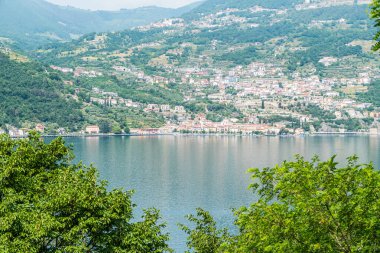 Iseo Gölü 'ndeki Tavernola Bergamasca' nın havadan görünüşü