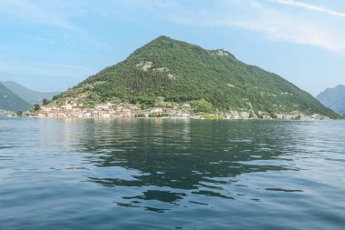 Monte Isola 'nın Iseo Gölü' ndeki ekstra geniş manzarası.