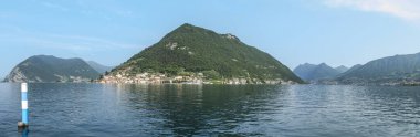 Monte Isola 'nın Iseo Gölü' ndeki ekstra geniş manzarası.