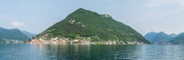 Monte Isola 'nın Iseo Gölü' ndeki ekstra geniş manzarası.
