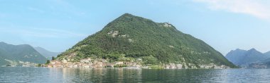 Monte Isola 'nın Iseo Gölü' ndeki ekstra geniş manzarası.