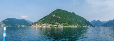 Monte Isola 'nın Iseo Gölü' ndeki ekstra geniş manzarası.