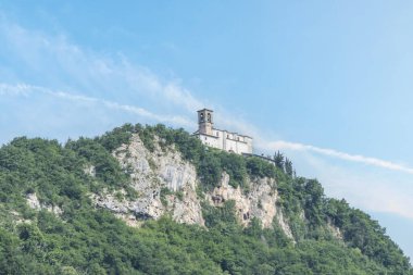 Iseo Gölü 'ndeki Monte Isola' nın tepesindeki Mabet.