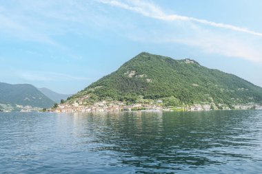 Monte Isola 'nın Iseo Gölü' ndeki ekstra geniş manzarası.