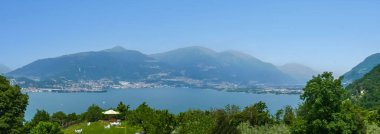 Lovere ve Iseo Gölü 'nün ekstra geniş açılı hava manzarası.