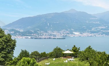 Lovere ve Iseo Gölü 'nün havadan görünüşü