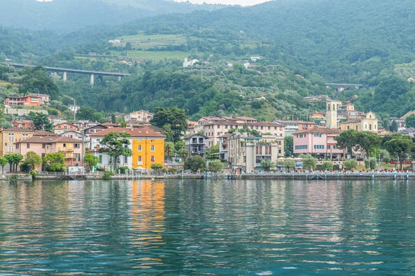 Sulzano Ιταλία 2022 Πανόραμα Της Παραλίμνια Του Sulzano Χρωματιστά Σπίτια — Φωτογραφία Αρχείου