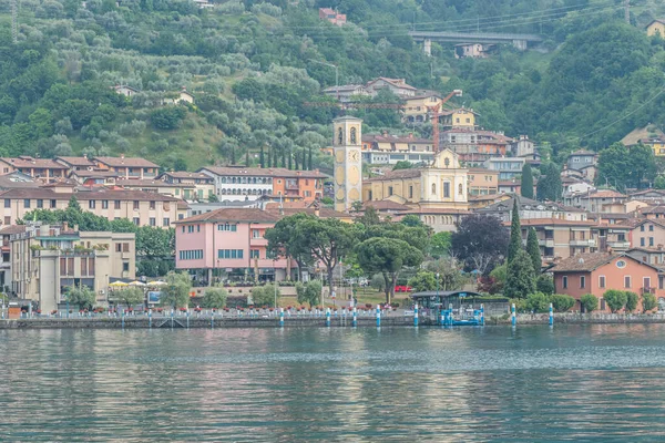 イタリアのスルツァーノ 2022 イセオ湖を反映した色の家とスルツァーノの湖畔のパノラマ — ストック写真